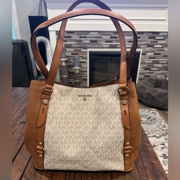 Michael Kors Carrie Shoulder Bag (EUC) - Picture 2 of 16